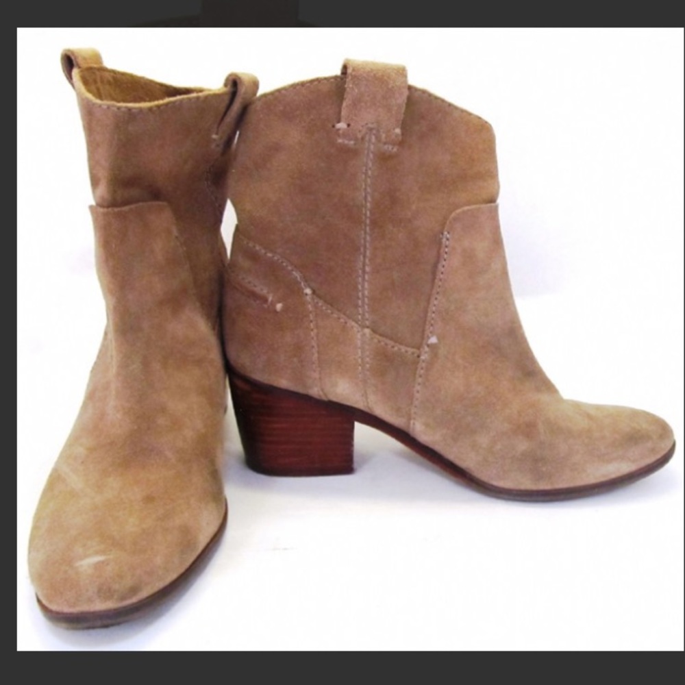 Vince camuto tan suede ankle bootie 8.5
